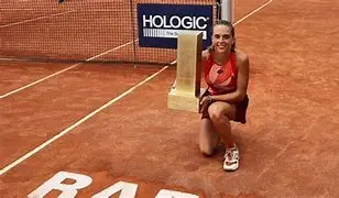 Image of Lucia Bronzetti: The Rising Star of Italian Tennis